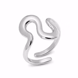 Elegant justerbar ring med vågig design