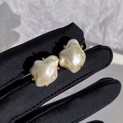 Eleganta örhängen med hjärtform i vitt och guld