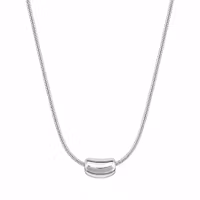 Stilrent halsband med bönformat hänge i silver