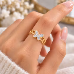 Elegant ring med länkdesign och glittrande fjäril