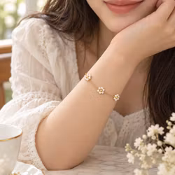 Romantiskt armband med pärlblommor i guldfärg