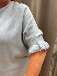 Ljusblå stickad tröja med volangärm