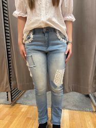Ljusblå jeans med blommor