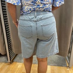 Ljusblå vida jeansshorts