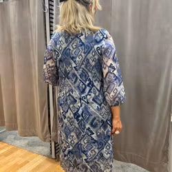 Blå mönstrad klänning