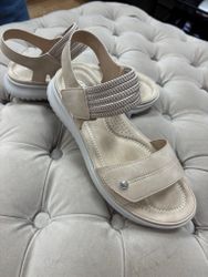 Beige sandaler