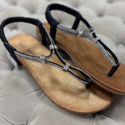 Svarta sandaler med strass