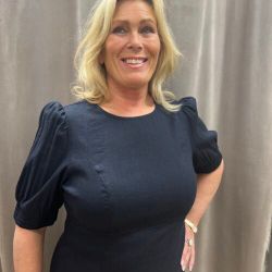 Mörkblå linneklänning