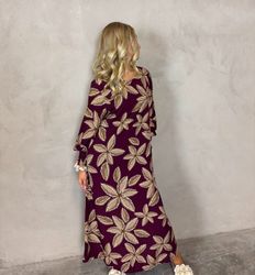 Vinröd blommig klänning