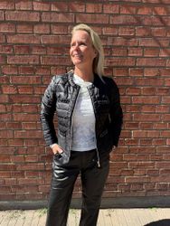 Svart lättviktsjacka med strass