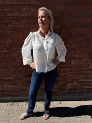 Cremevit blus med pärlor