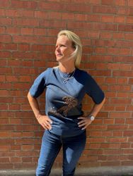 Mörkblå T-shirt med broderat tryck