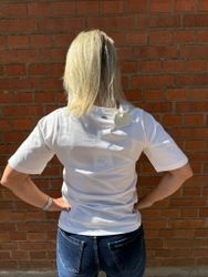 Vit T-shirt med broderat tryck
