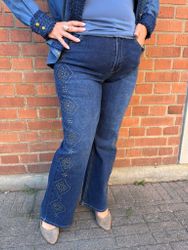 Blå vida jeans med nitar