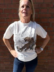 Vit T-shirt med broderat tryck