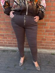Bruna jeans med knappar