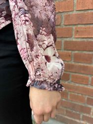 Vinröd/rosa blommig blus