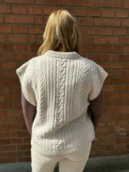 Beige kabelstickad tröja