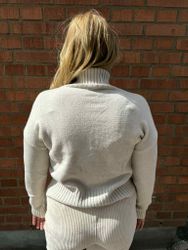 Beige kabelstickad polotröja