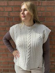 Beige kabelstickad tröja