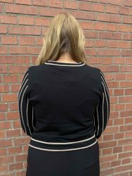 Svart stickad topp med ränder
