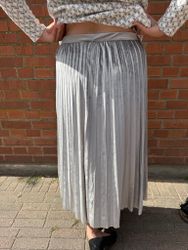 Silver plisserad velour kjol