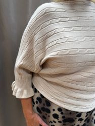 Beige kabelstickad tröja