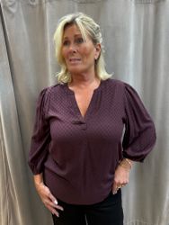 Vinröd blus med strukturprickar