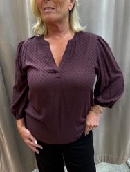 Vinröd blus med strukturprickar