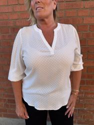 Vit blus med strukturprickar
