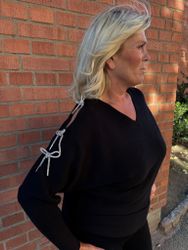 Svart tröja med glittriga rosetter
