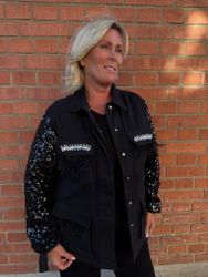 Svart jeansjacka med paljetter
