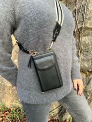Svart mobilväska med guldmetall