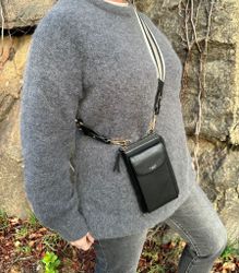 Svart mobilväska med guldmetall