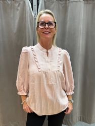 Rosa blus med krås