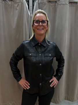Mjuk fuskskinn skjorta