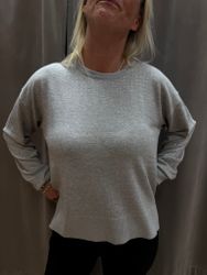 Grå stickad tröja med strass