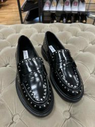 Svarta loafers med nitar