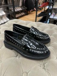 Svarta loafers med nitar