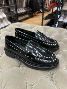 Svarta loafers med nitar