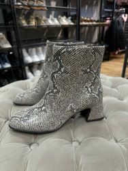 Ankelboots i ormskinnsmönster