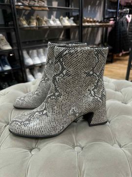 Ankelboots i ormskinnsmönster