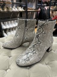 Ankelboots i ormskinnsmönster