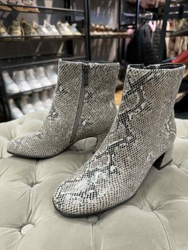 Ankelboots i ormskinnsmönster