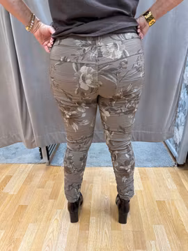Taupe magisk byxa med blommor