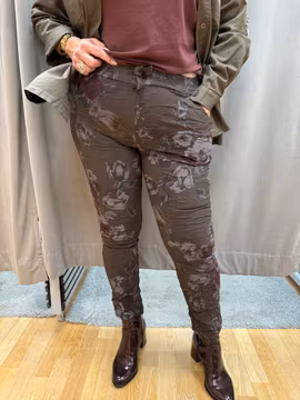 Bruna magiska byxor med blommor