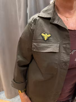 Armygrön jacka med märken