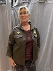 Armygrön jacka med märken