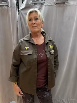 Armygrön jacka med märken