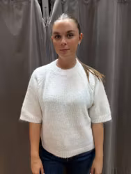 Mjuk stickad kortärmad tröja